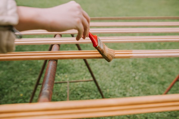 Comment bien choisir votre décapant bois pour un résultat optimal ?