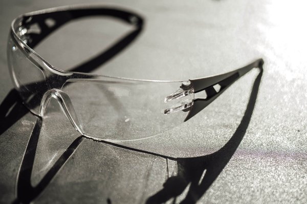 Quelles sont les solutions pour limiter l'effet du vent sur l'évaporation de l'eau de piscine ?